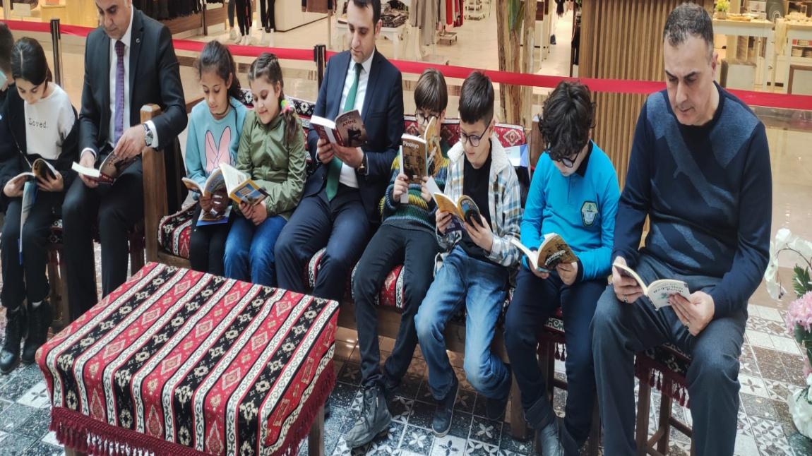 Öğrencilerimiz İl Milli Eğitim Müdürümüz Mehmet Yiğit ile birlikte okuma etkinliğinde
